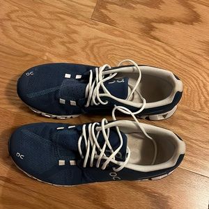on running cloud sneakers